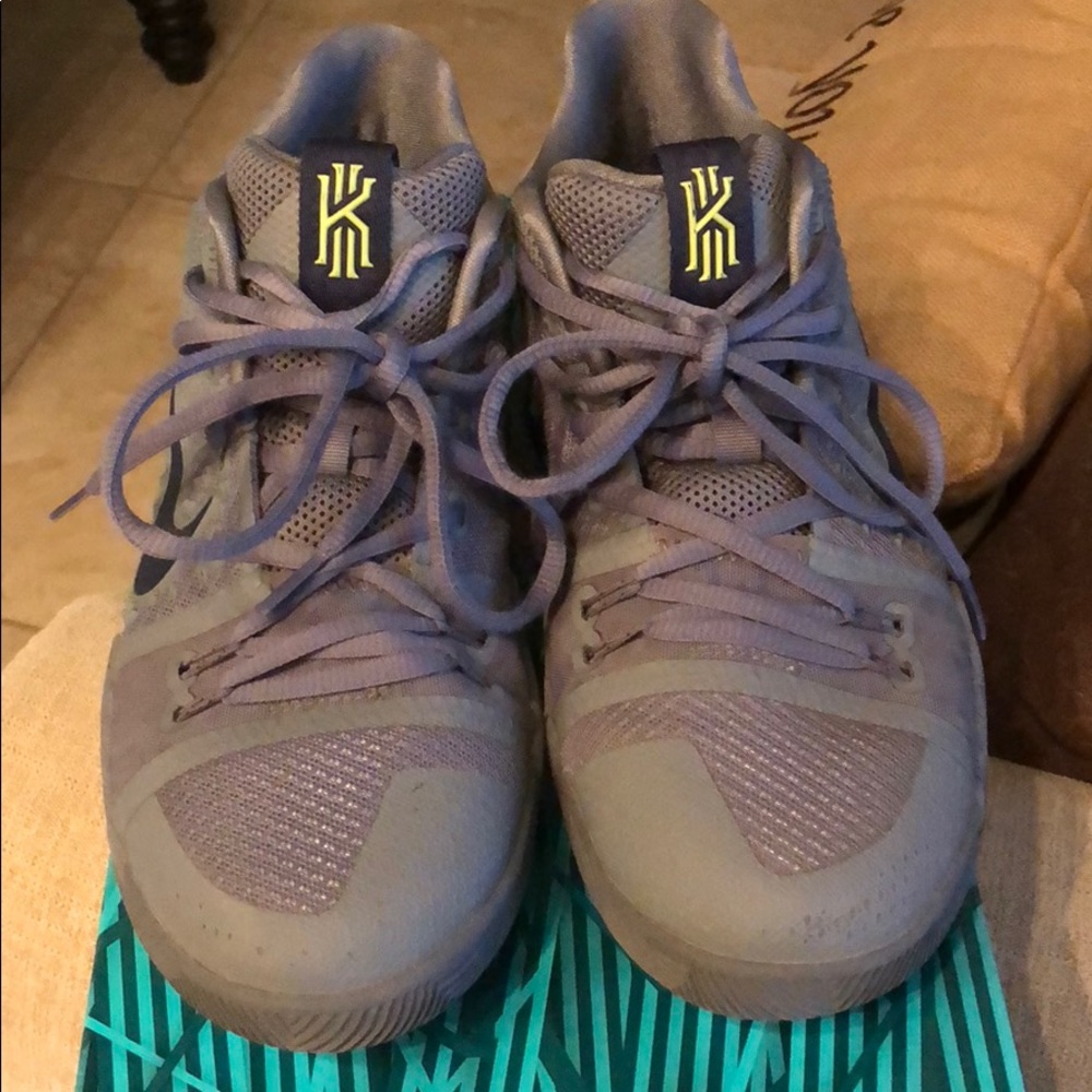 Boys Kyrie 3. Size 6 youth